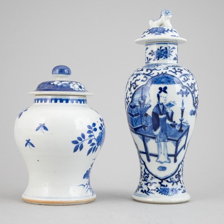 A pair of chinese blue and white vases, late Qing dynasty, late 19th century and 20th century.