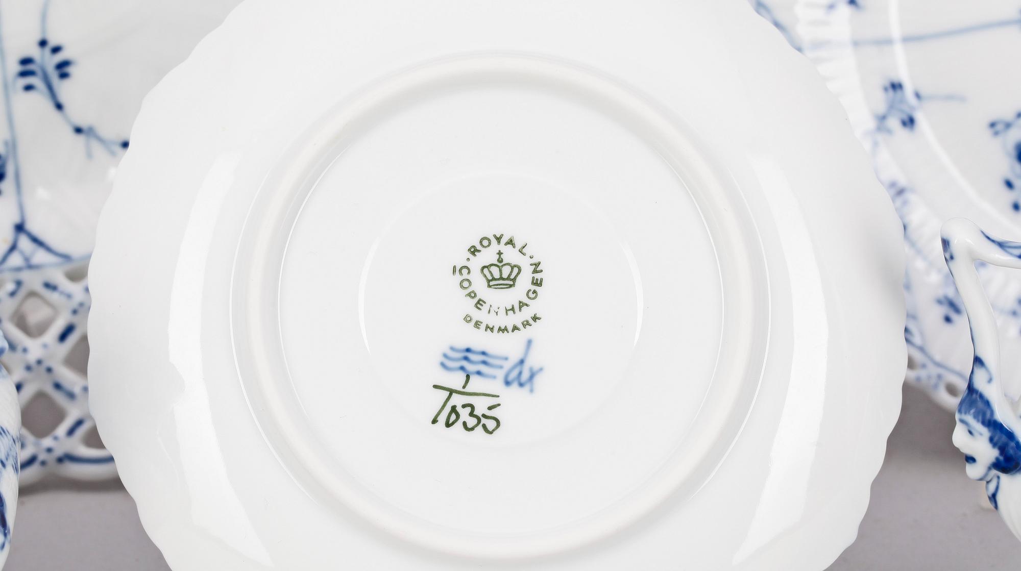 KAFFESERVISDELAR, 28 st, porslin, "Musselmalet", Royal Copenhagen.