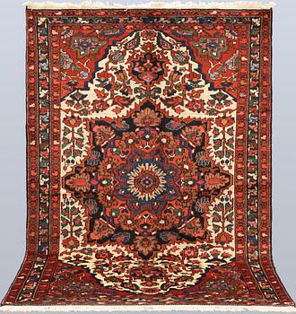 A semi-antique Bakhtiari carpet, approx. 201 x 133 cm.