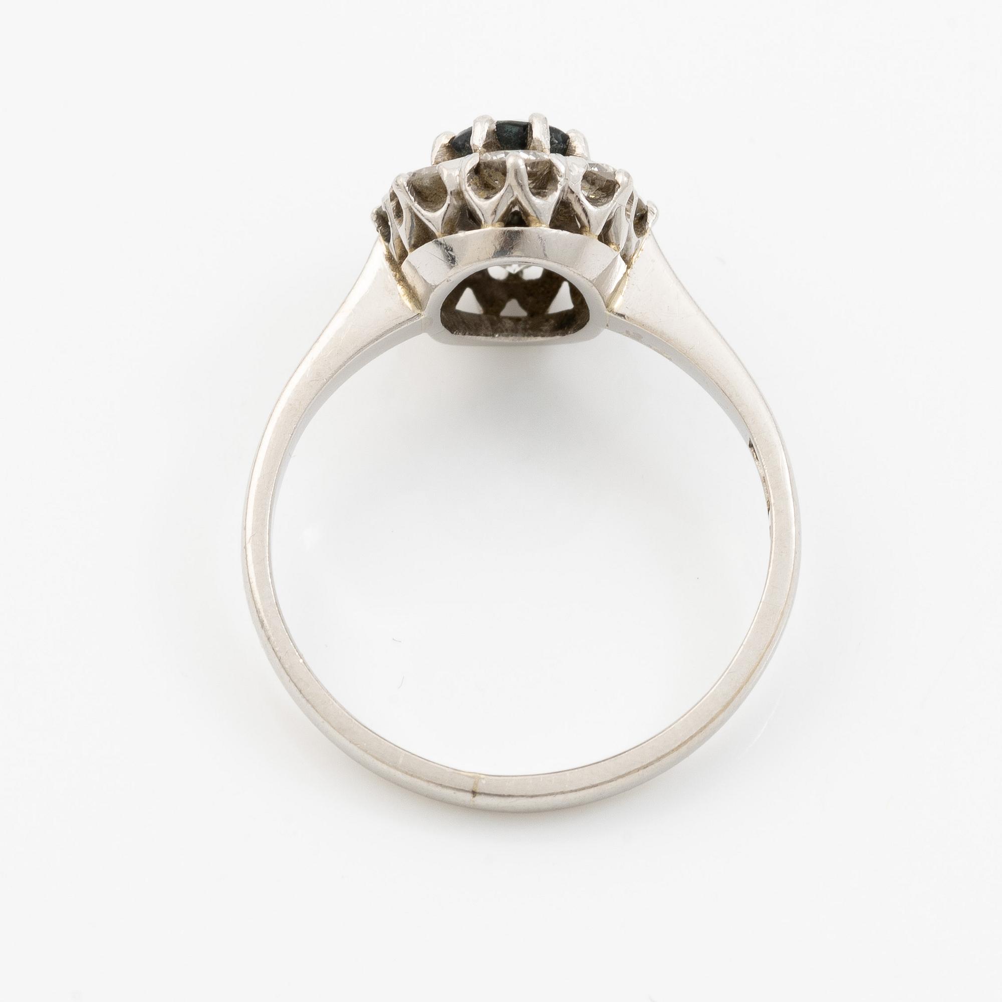 Ring, carmosé, platina med safir och briljantslipade diamanter.