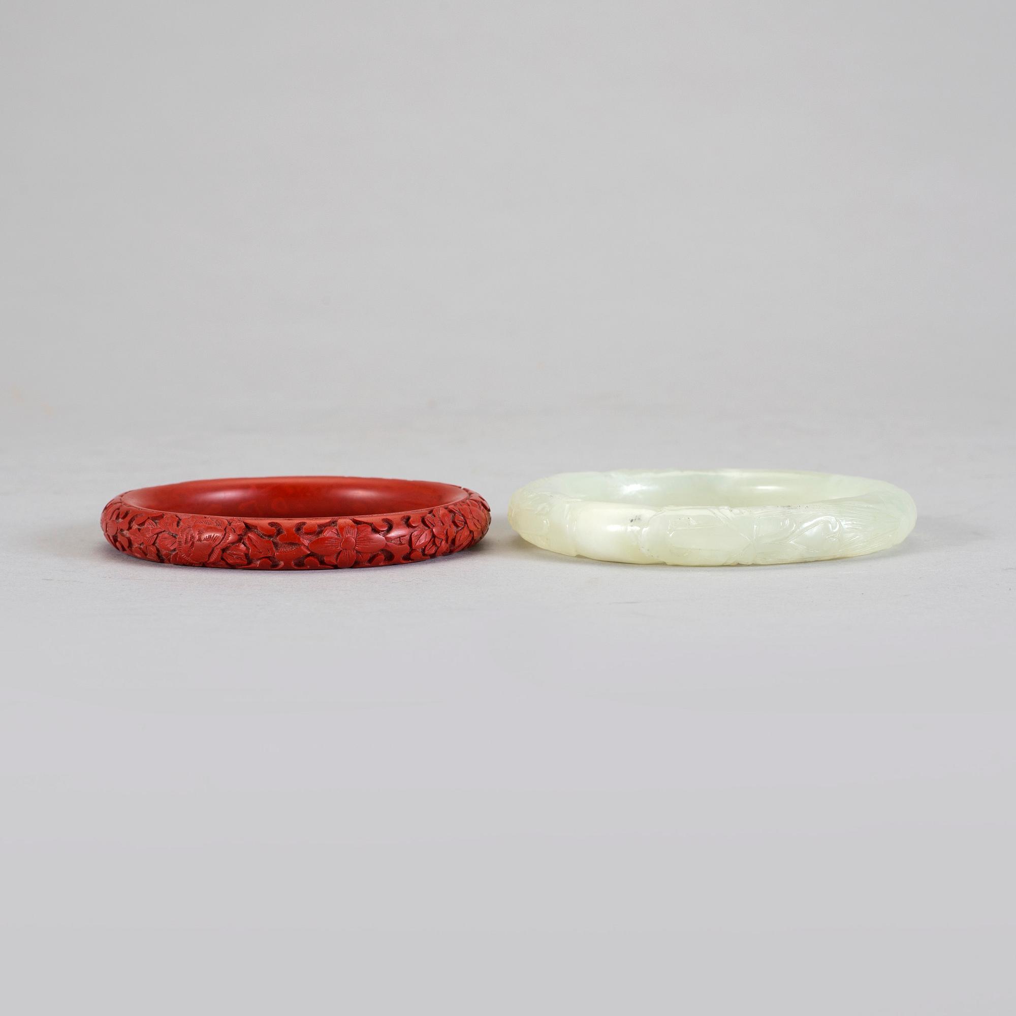 ARMBAND, 2 st. Kina, 1900-tal. Jade och lack.