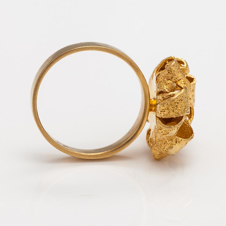 Lotta Orkomies, Ring, 18K guld. Tillander, Helsingfors 1972.