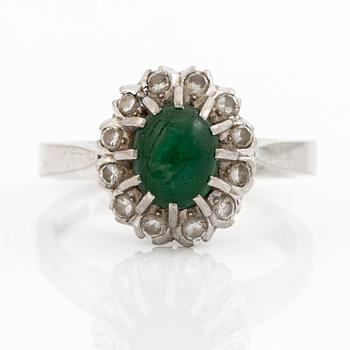 Ring, 18K vitguld med cabochonslipad smaragd och briljantslipade diamanter.