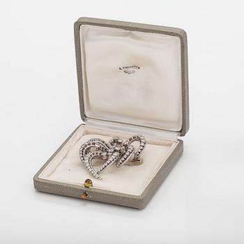 A Tillander, Brosch, 18K vitguld, diamanter ca 9.50 ct tot enligt certifikat. Helsingfors 1971.