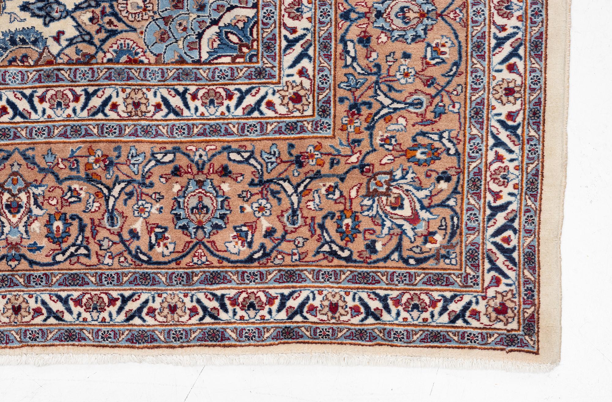 A Tabriz carpet, a. 373 x 286 cm.