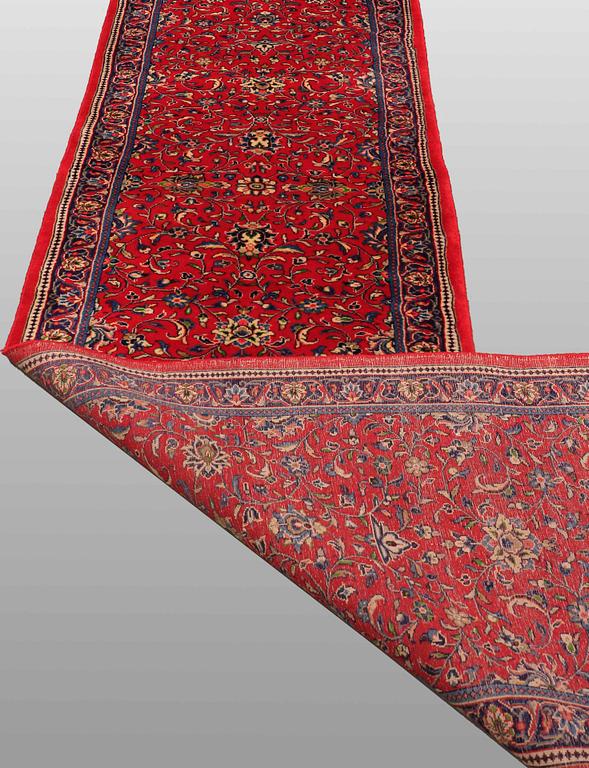 A Saruk runners carpet, 427 x 90 cm.