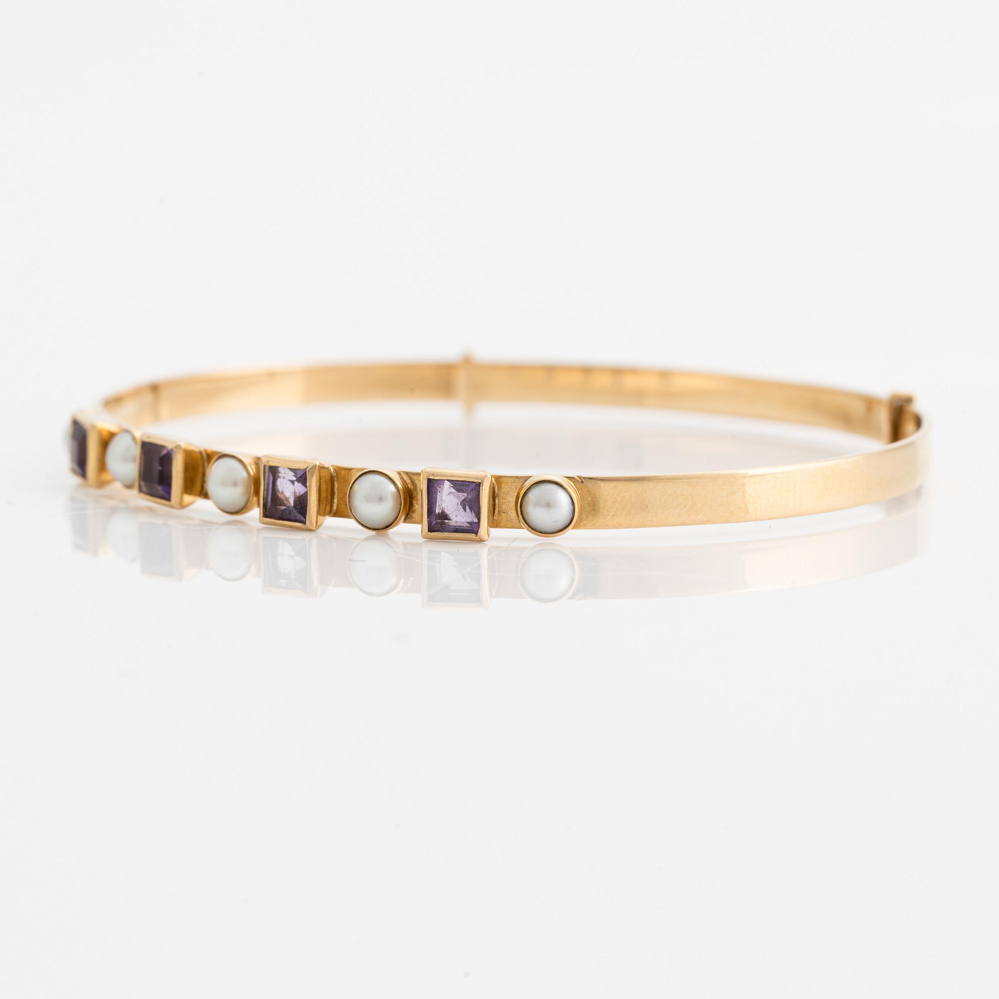 Armring, 18K guld med pärlor och ametister. Stockholm 1964.