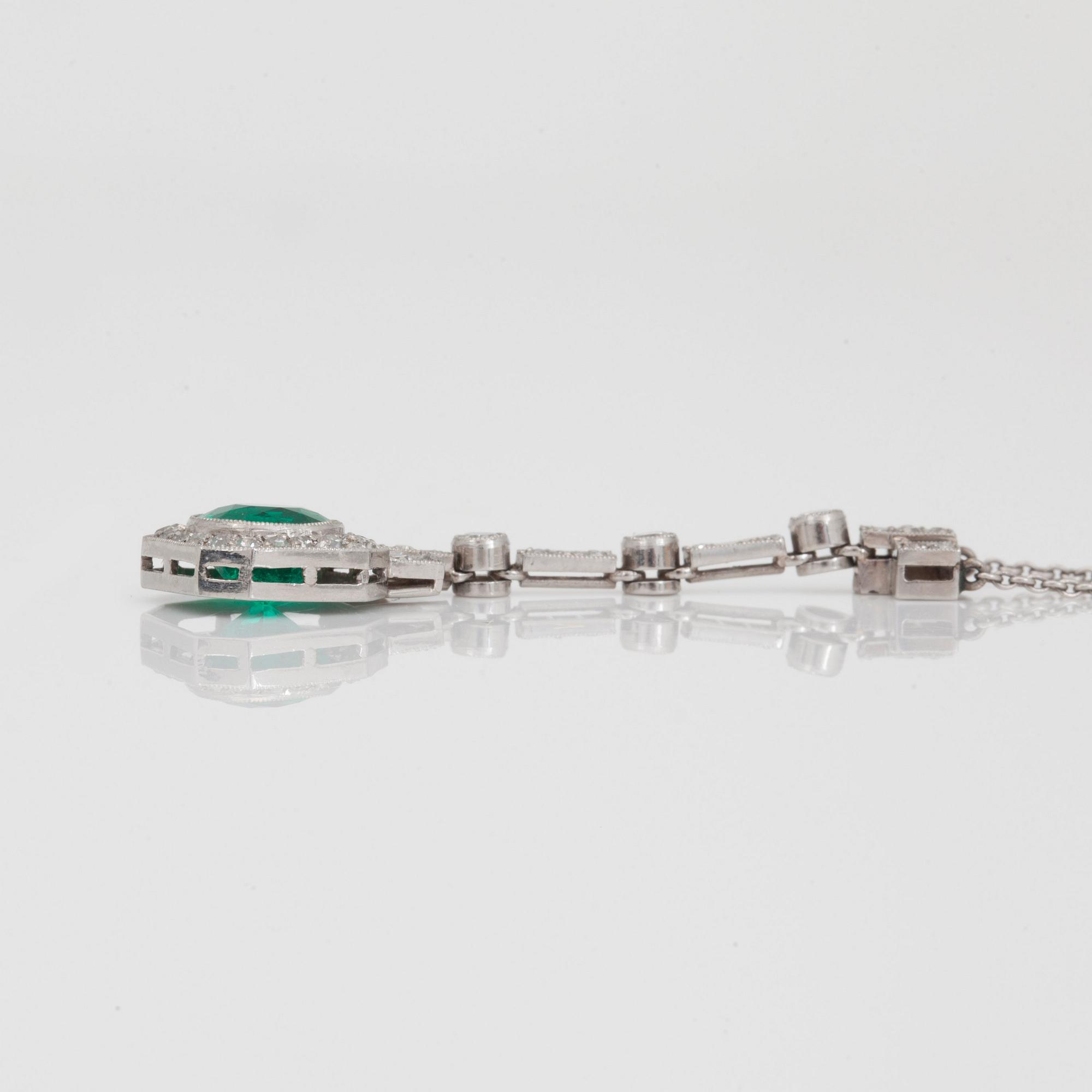 COLLIER, Art Deco, med smaragd, ca 0.92ct, samt antik- och gammalslipade diamanter.