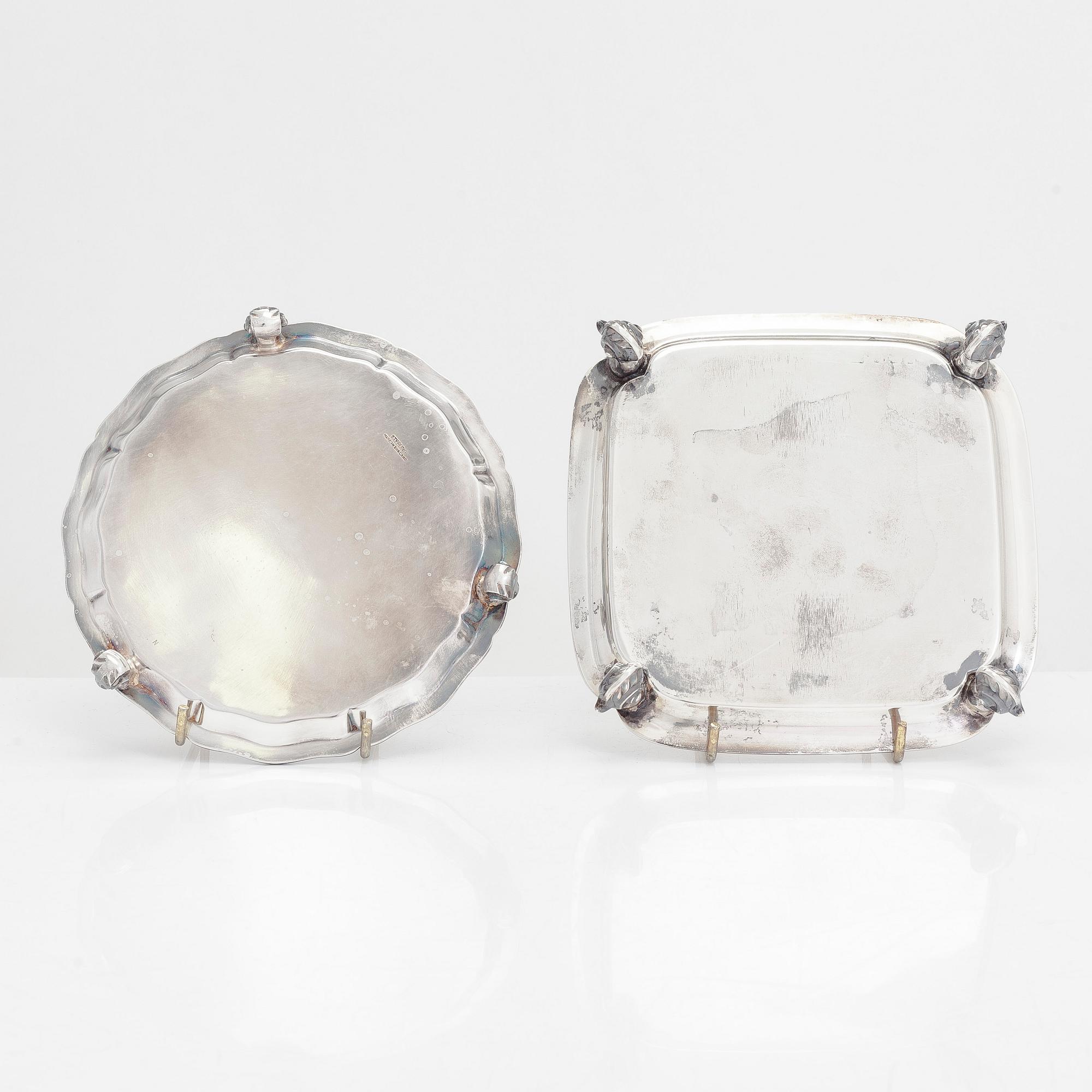 Visitkortsbrickor, 2 st, sterling silver, Viner's Ltd, Sheffield 1932 och 1940.