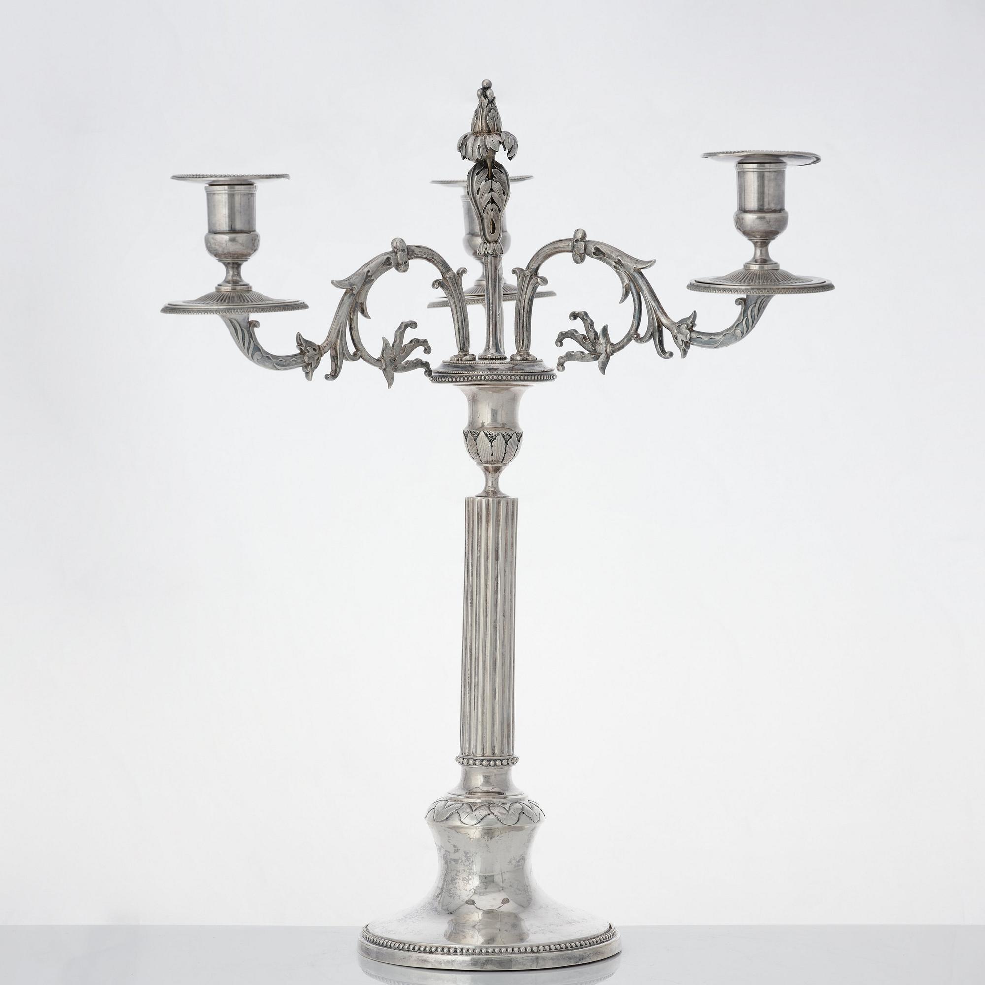 Anders Isleben, kandelabrar för tre ljus, ett par, silver, Norrköping 1793. Gustavianska.