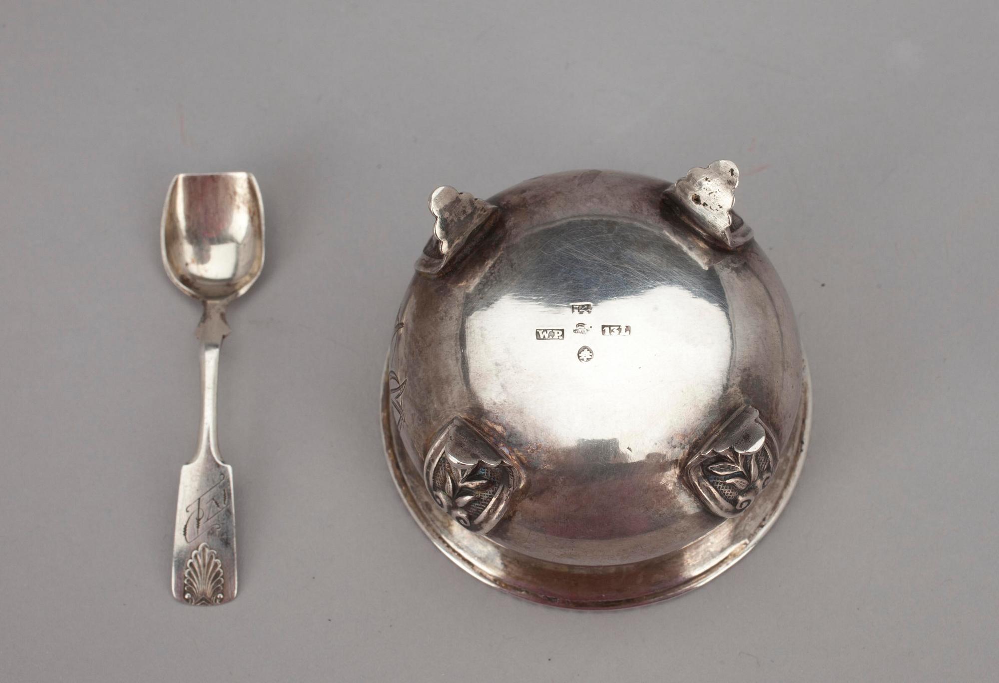 SALTKAR, silver, 13L, sannolikt Wilhelm Petterson (1870-1900), Åbo samt SALTSKED, silver, "Muslan"-serien. Vikt 40,7 g.