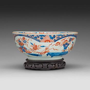 490. An imari punch bowl, Qing dynasty 18th century.