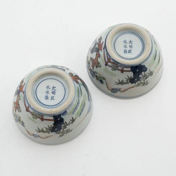 Tekanna med lock och koppar, 2 st, porslin, Kina, 1800-tal resp 1900-tal.
