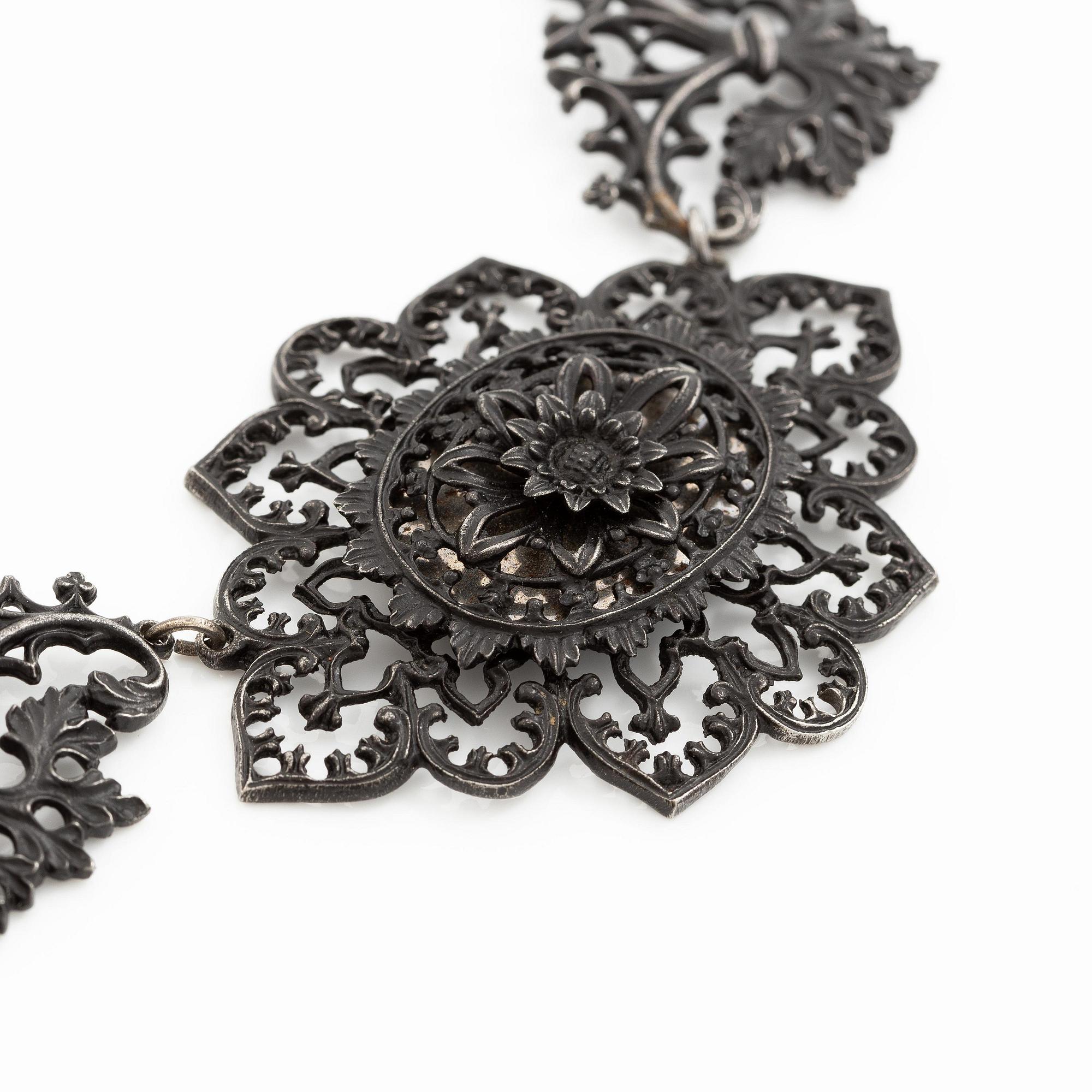 Collier, "eisengold", svärtat gjutjärn, nygotik, 1800-tal.