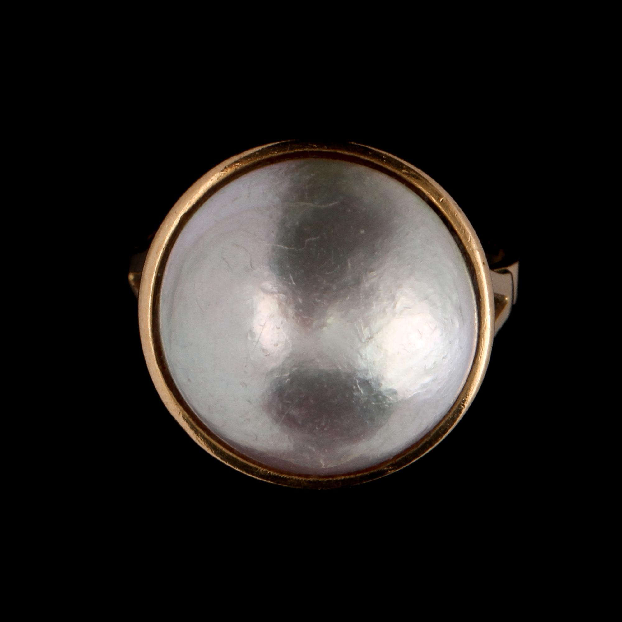 COLLIER, ÖRHÄNGEN SAMT RING, 18k guld samt odlade pärlor, delvis Jack Snarberg, Stockholm. Vikt 24 g.