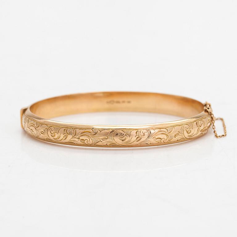 A 14K gold bangle, engraved decoration, Suomen Kultaseppä Oy, Turku 1947.