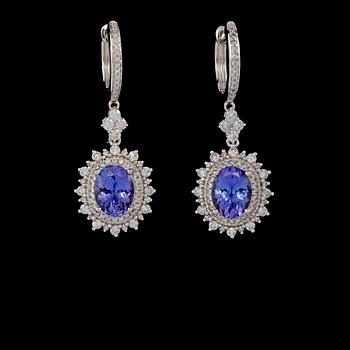 ÖRHÄNGEN, 18k vitguld med briljantslipade diamanter 1.25 ct samt fasettslipade tanzaniter, 3.60 ct. Vikt 8 g.
