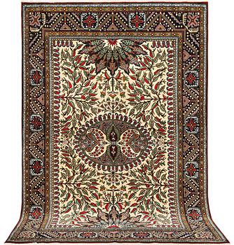 A Sarouk rug, c. 220 x 144 cm.