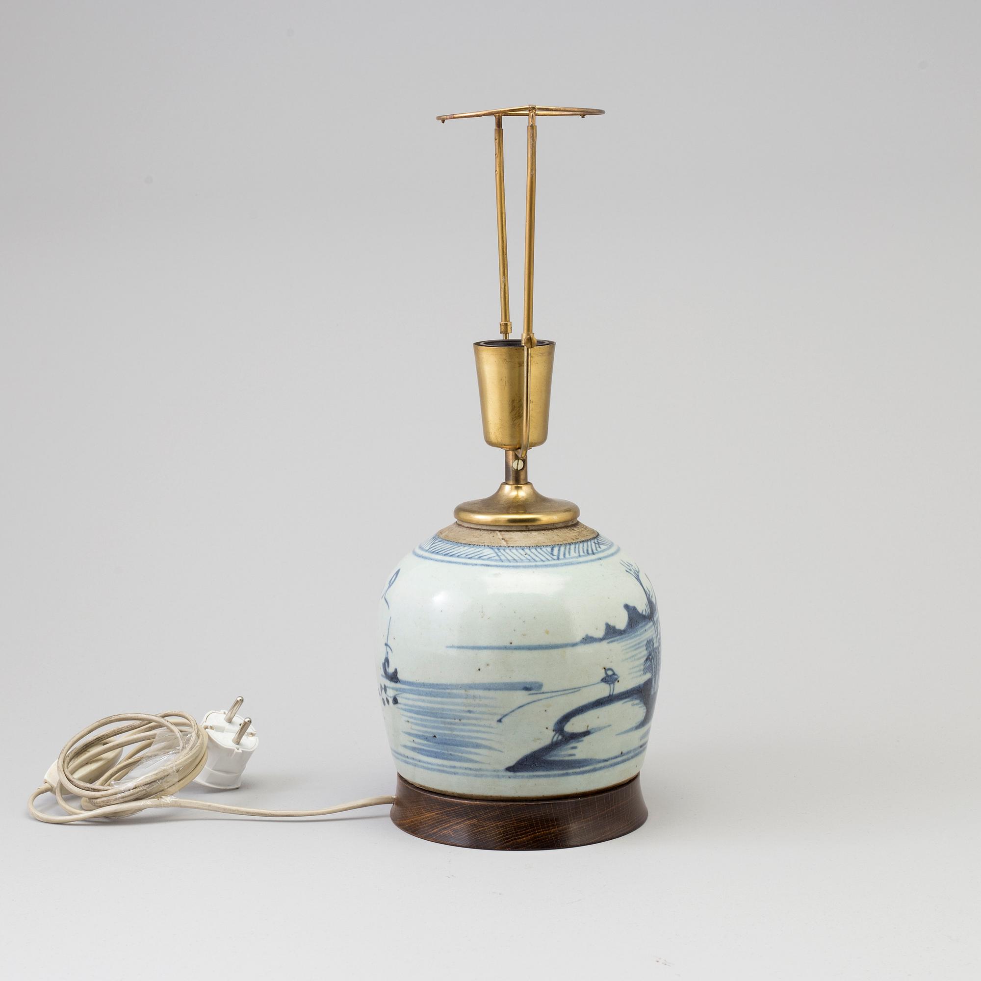 A blue and white jar, Qing dynasty, 19th Century.