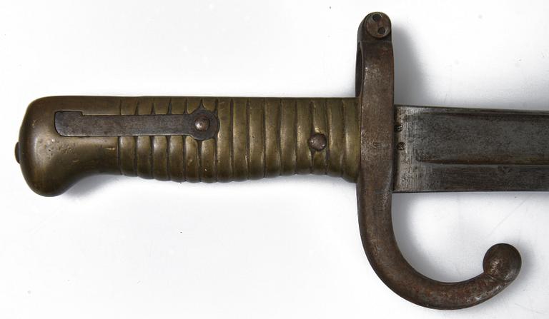BAJONETTER, 3 st, "M1907" samt "Model 1866/Chassepot", England och Frankrike, 1800/1900-tal.