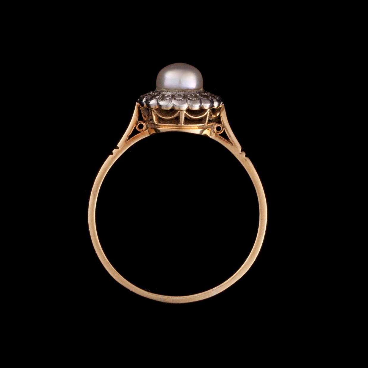 RING, 18K guld, pärla, 8/8-slipade diamanter. Vikt ca 3,1 g.