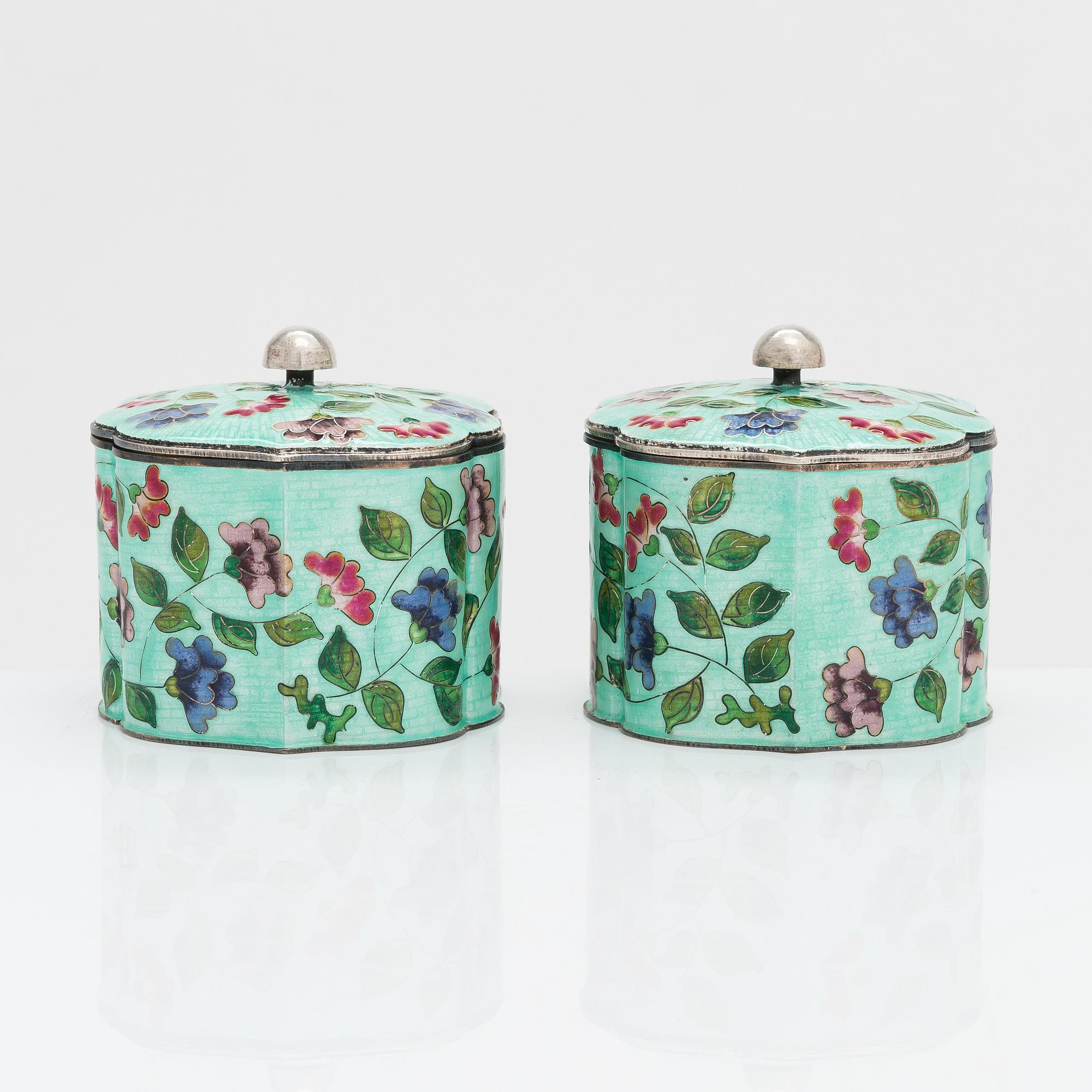 Kryddset på bricka, silver och emalj, Korea 1900-talets senare hälft.