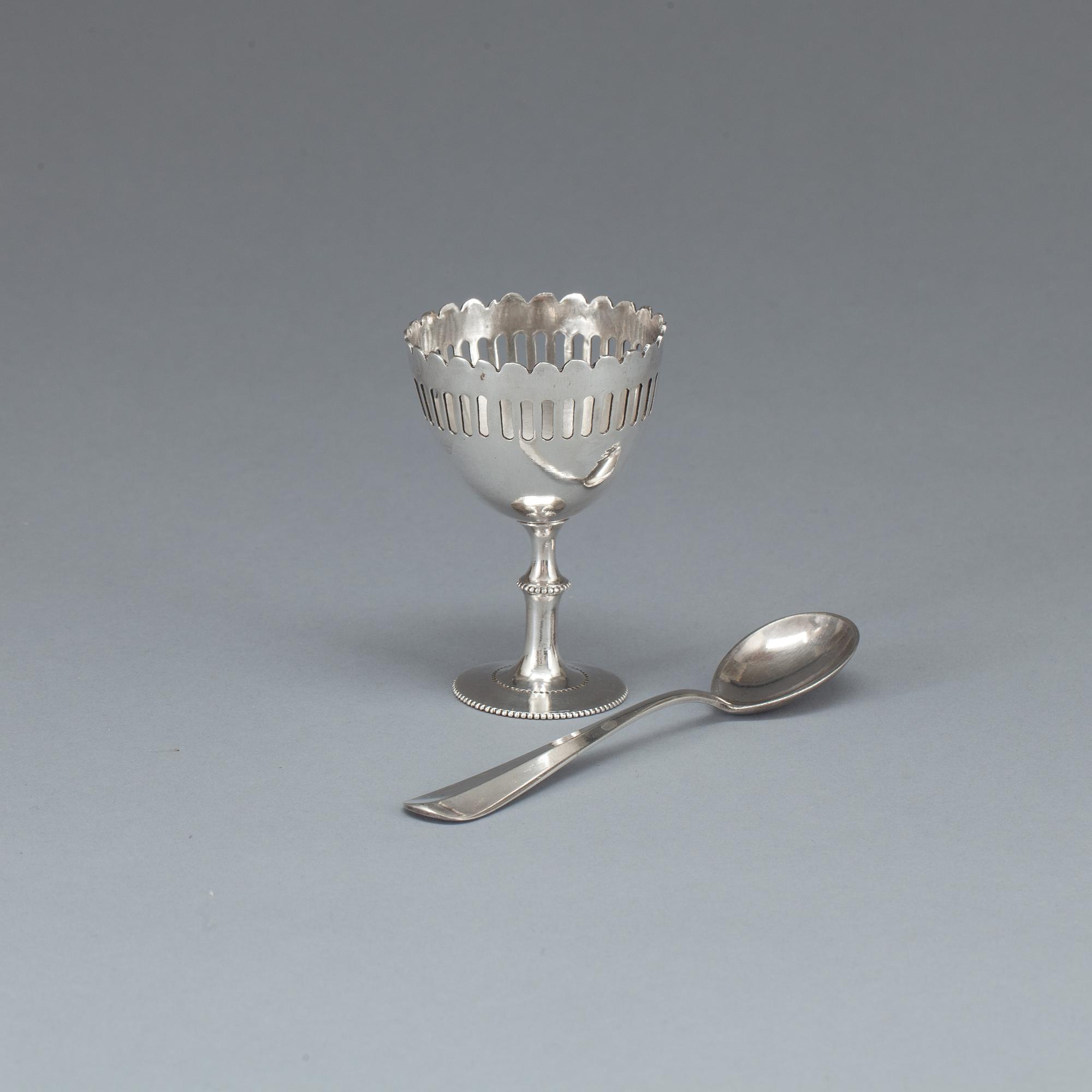 ÄGGKOPPSTÄLL med SKEDAR, vitmetall, Ryssland, omkring 1900.