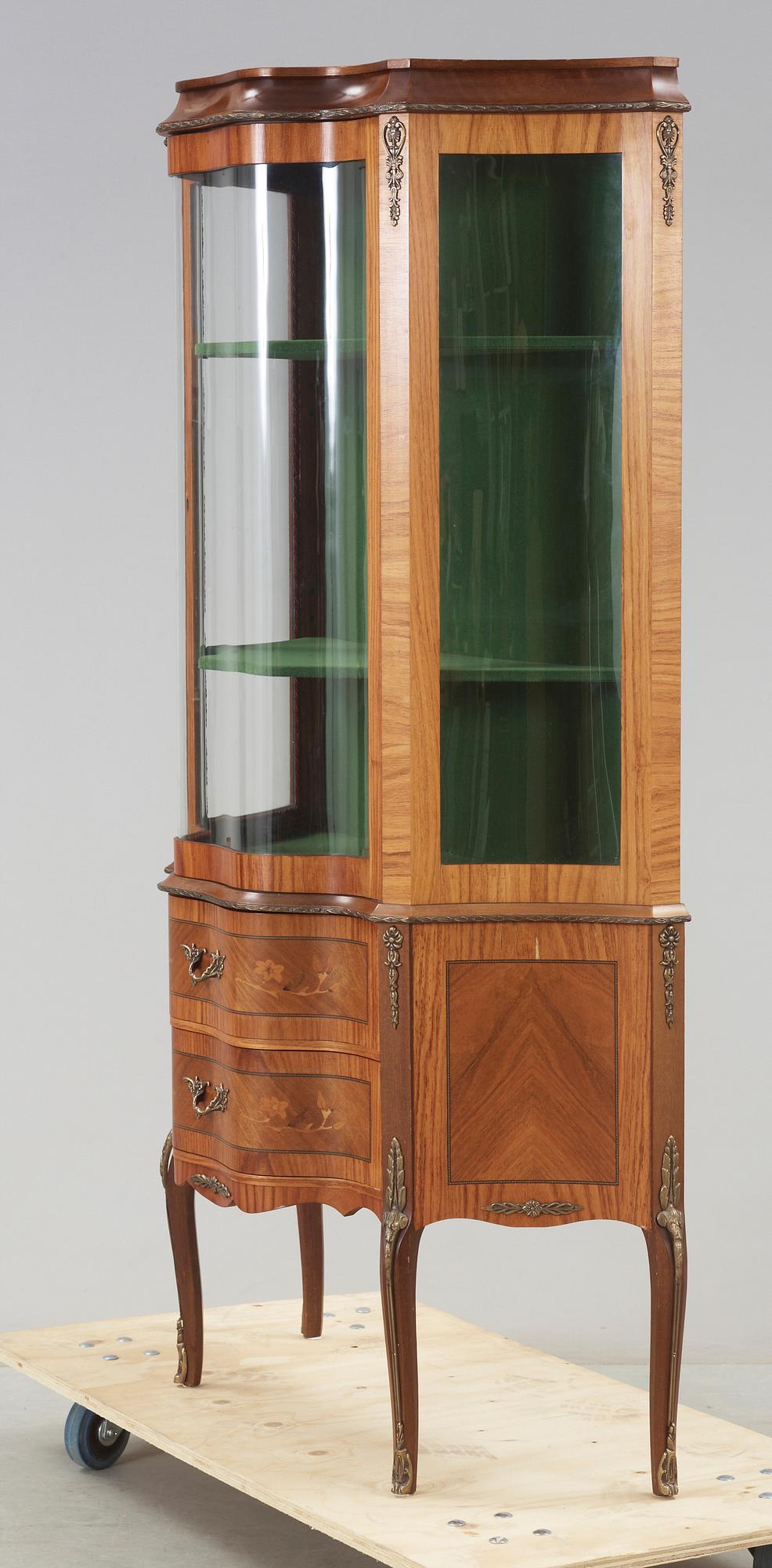 VITRINSKÅP, Louis XV-stil, omkr 1900-talets mitt.