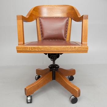 SKRIVBORDSSTOL, brännstämplad samt etikettmärkt Billnäs, 1900-talets början.