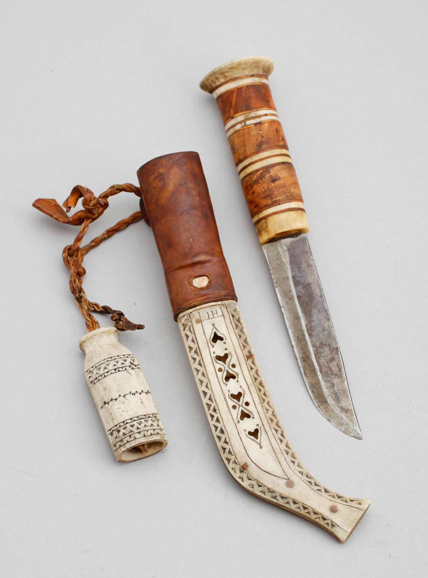 SAMEKNIV, ben och läder, monogramsignerad JH, 1900-talets första hälft.