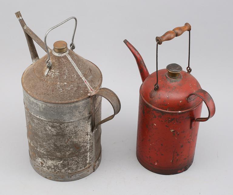BENSINKANNA OCH RÖDSPRITSKANNA, plåt, 1800-/1900-tal.