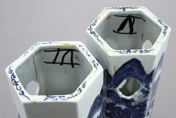 PERUKSTÄLL, 2 st, porslin, Kina, 1800-tal.