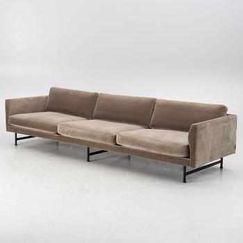 Hugo Passos, a sofa, "Calmo", Fredericia, 21st century.