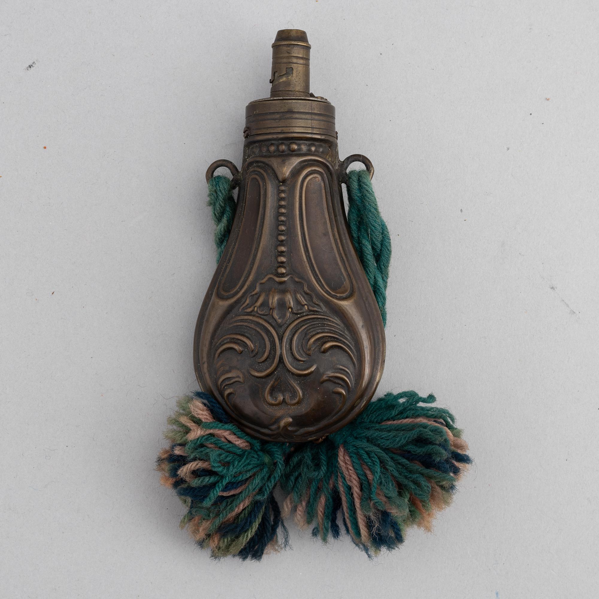 A lot comprising five powderhorn and flasks, and a flintlock. 18th and 19th Century.