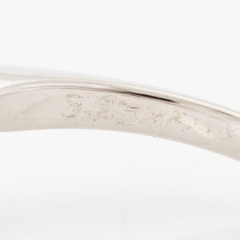 Ring med safir och triangelslipade diamanter.