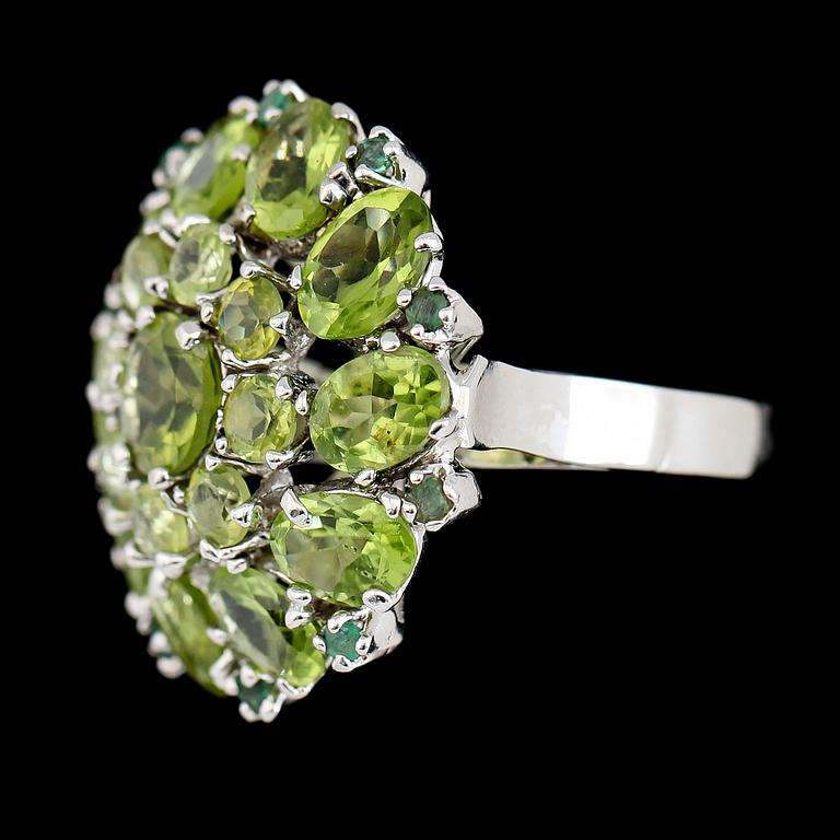 COCKTAILRING, 925 sterlingsilver, gröna peridoter.