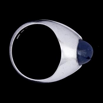RING, 18k guld med blå cabochonslipad safir, WA Bolin, Stockholm, otydl årsstpl. Vikt 9,5g.