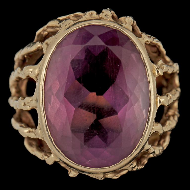 RING, 14k vitguld med fasettslipad ametist, 1900-talets andra hälft. Vikt 18 g.