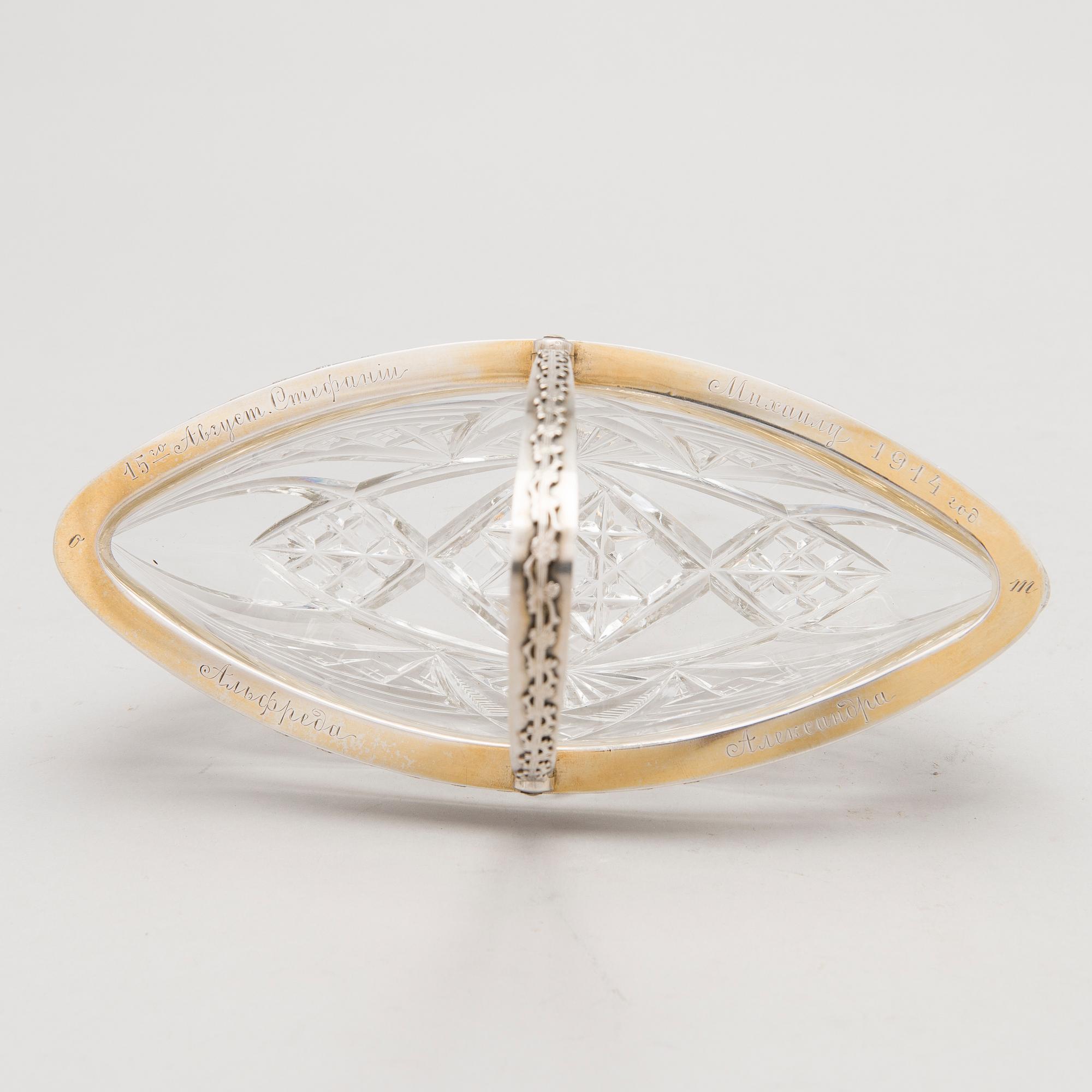 KAVIAR SKÅL, silver och slipat glas, Ryssland, Moskva 15 artellen, daterad 1914.