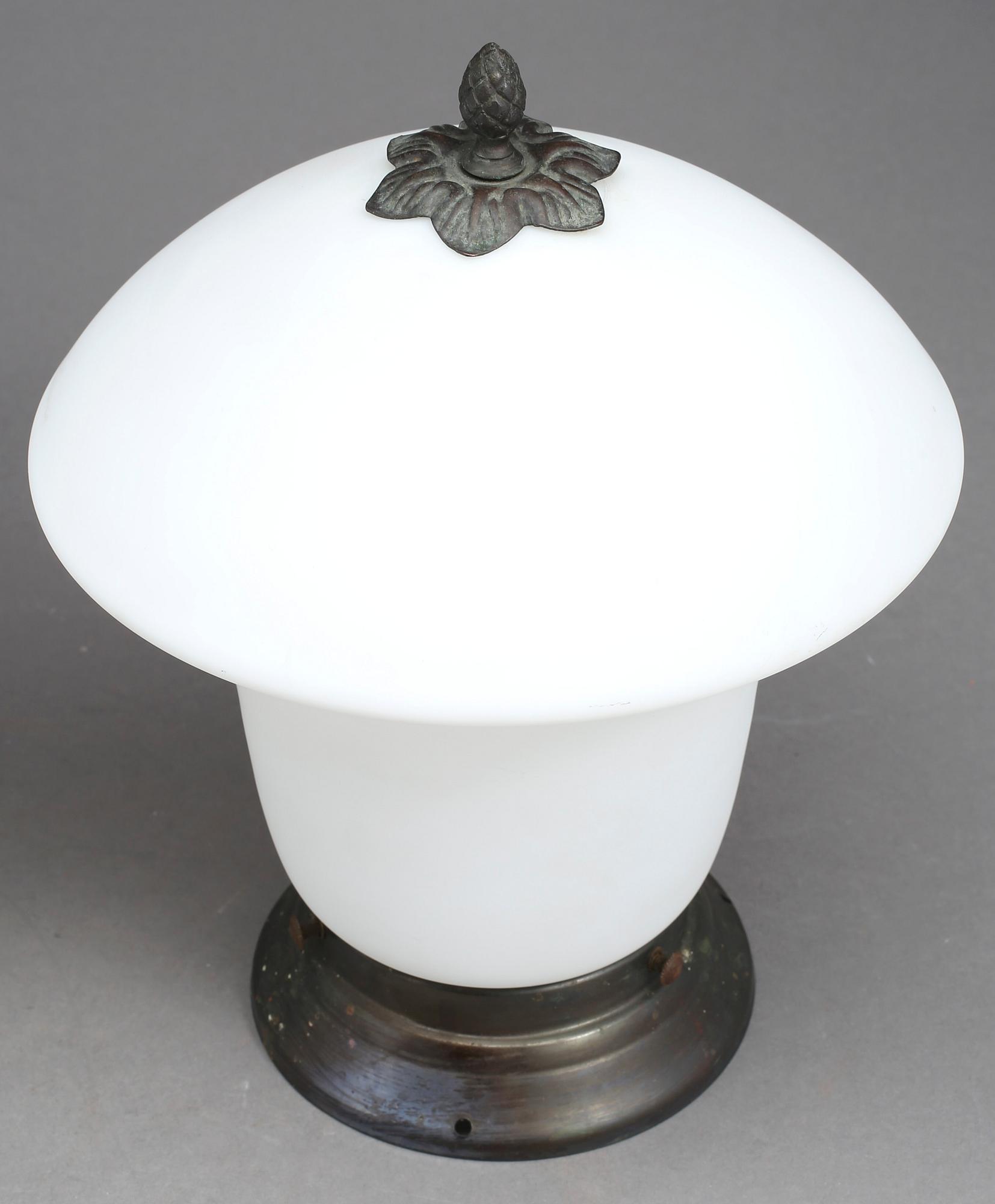 TAKLAMPOR, ett par, 1900-talets början. Metall och opalglas.