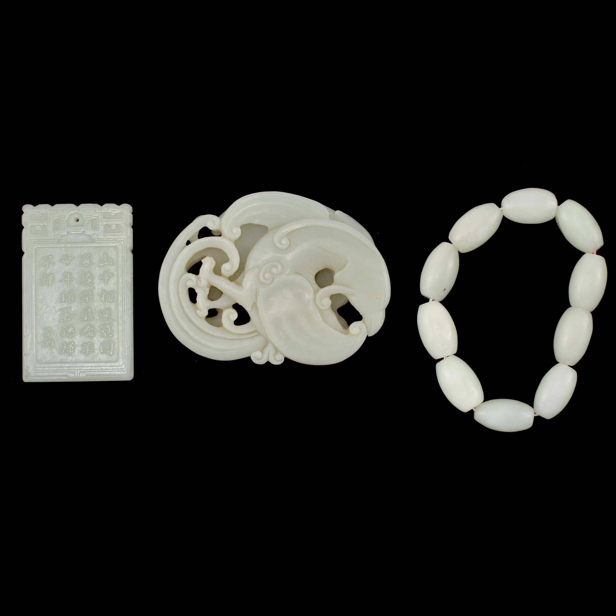 HÄNGEN samt ARMBAND, nefrit, modern tillverkning.