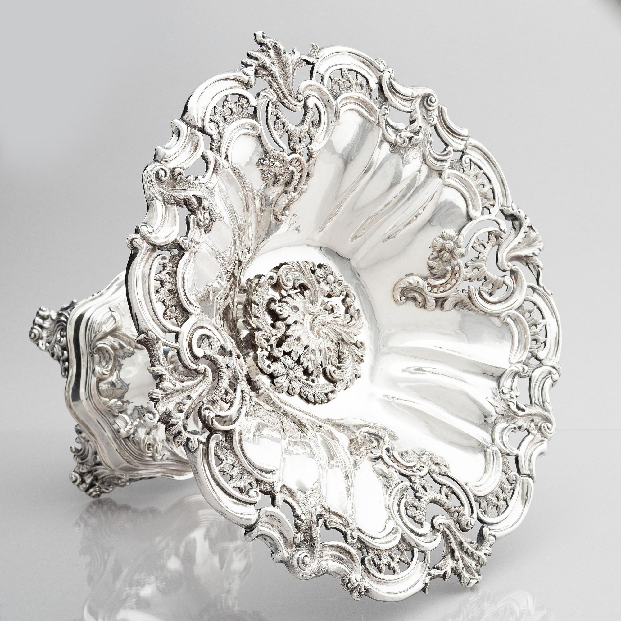 Gustaf Möllenborg, uppsatsskål på fot, silver, Stockholm 1848. Nyrokoko.