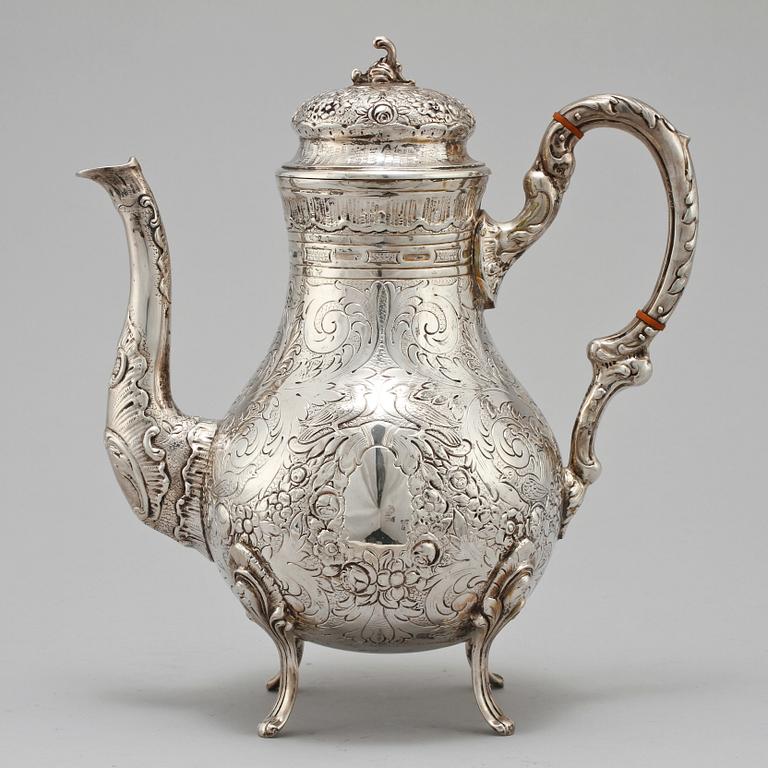 KAFFESERVIS, 3 delar, silver, importstämplar, 1900-talets första hälft. Vikt 1 574 g.