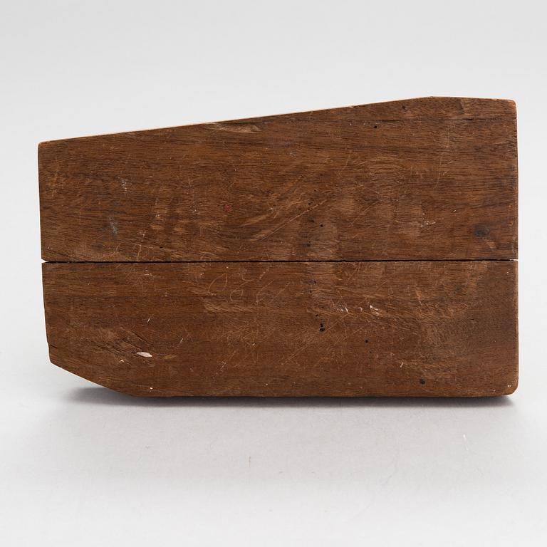 Jon Väinö Karsten, veistos, puu, signeerattu ja päivätty -20.