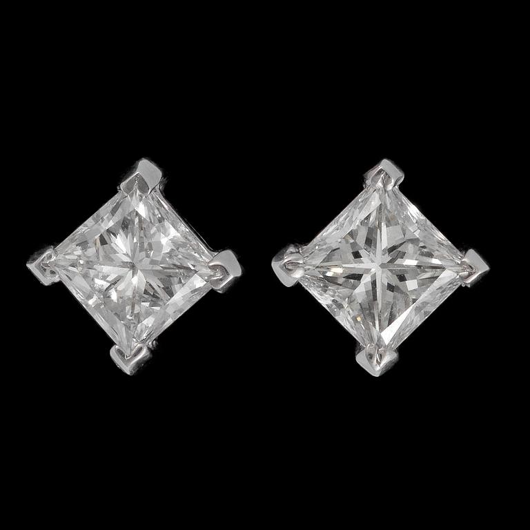 A pair of princess cut diamonds, tot. 1.46 cts.