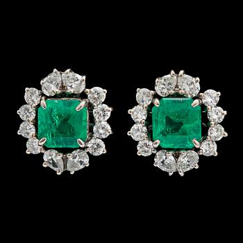 1094. A pair of step cut emerald, tot. app. 2.70 cts, and diamond earrings, tot. app. 1.90 ct.