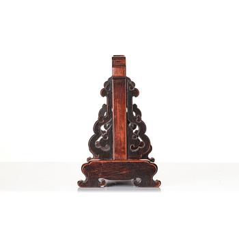 A carved Chinese hardwood stand for a table screen, Qing dynasty.