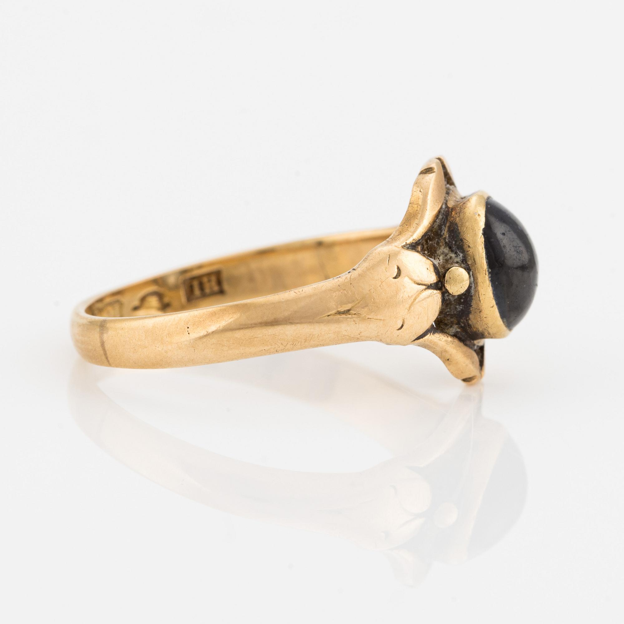 Ring, 18K guld med cabochonslipad safir.