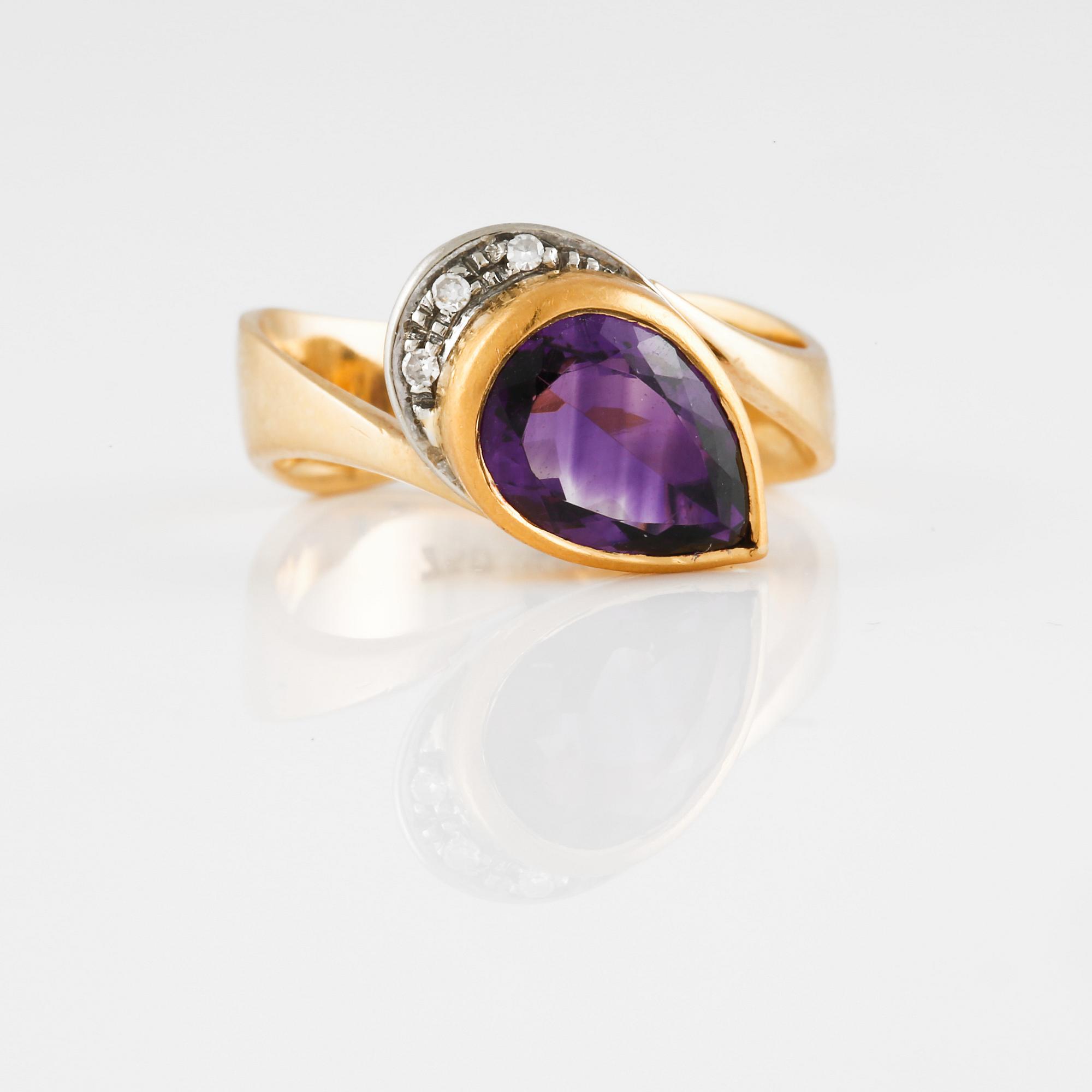 RING, 18K guld och vitguld med droppslipad ametist samt 3 åttkantslipade diamanter. Vikt 6,1 gram.