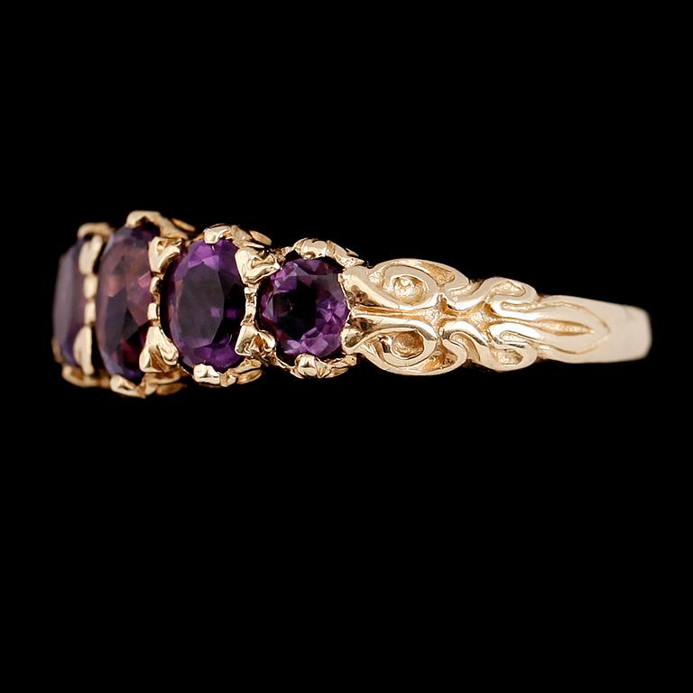 RINGAR, 2 st, 9 k guld, med ametister, opaler samt små diamanter, England. Vikt ca 7 gram.